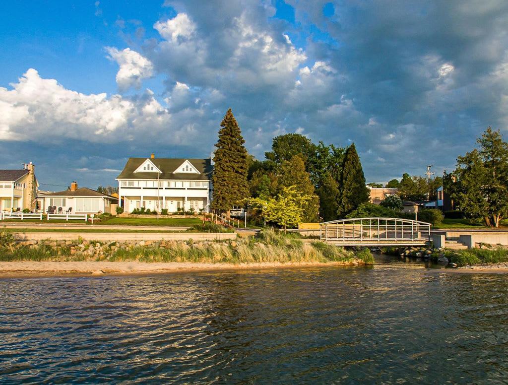 Inn At Beulah Beach On Crystal Lake Eksteriør billede