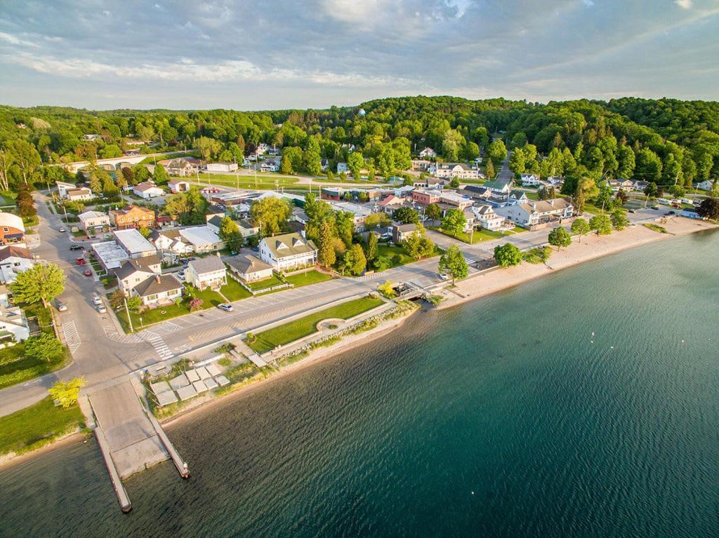 Inn At Beulah Beach On Crystal Lake Eksteriør billede