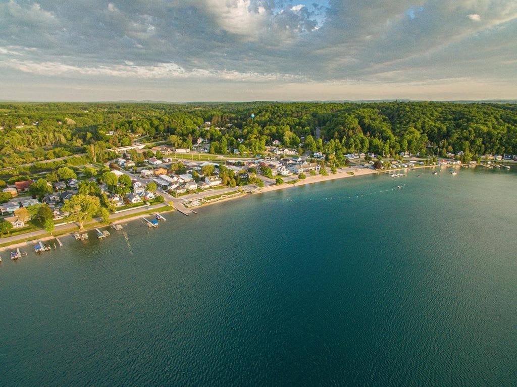 Inn At Beulah Beach On Crystal Lake Eksteriør billede